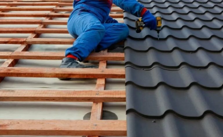 Монтаж кровли в зимний период: когда работы реально выполнять без риска