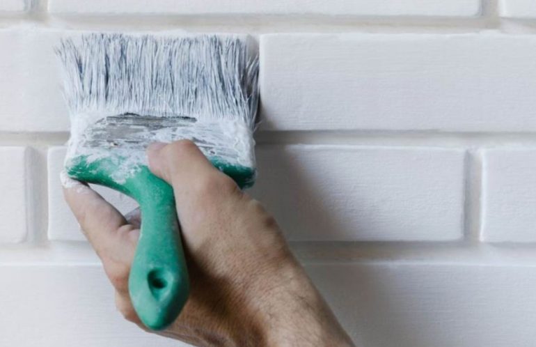 Как выбрать краску для стен, чтобы цвет не выцветал и не трескался