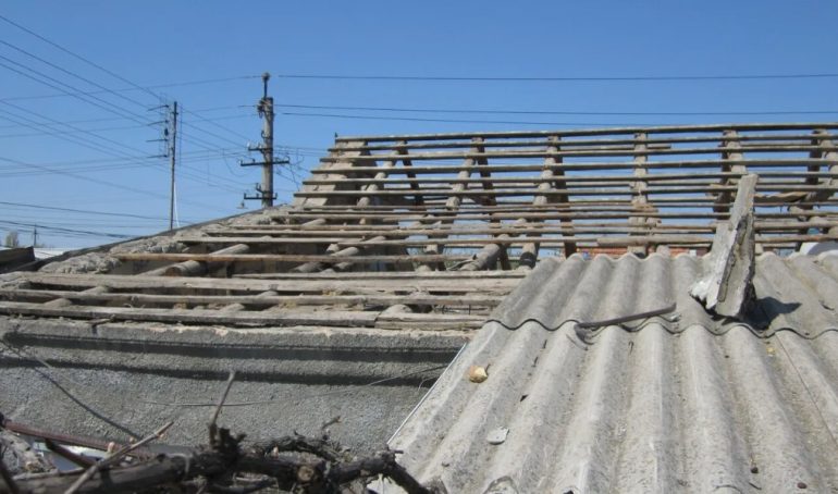 Как правильно выполнить демонтаж старой кровли без ущерба для дома